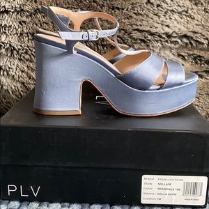 Pour LA Victoire satin wedge